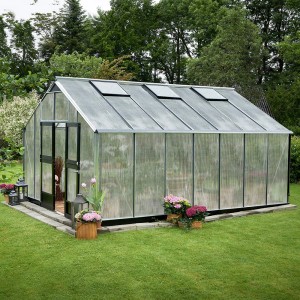 Juliana Gewächshaus Gärtner 18 Alu im Garten mit geöffneter Tür und Dachfenstern.