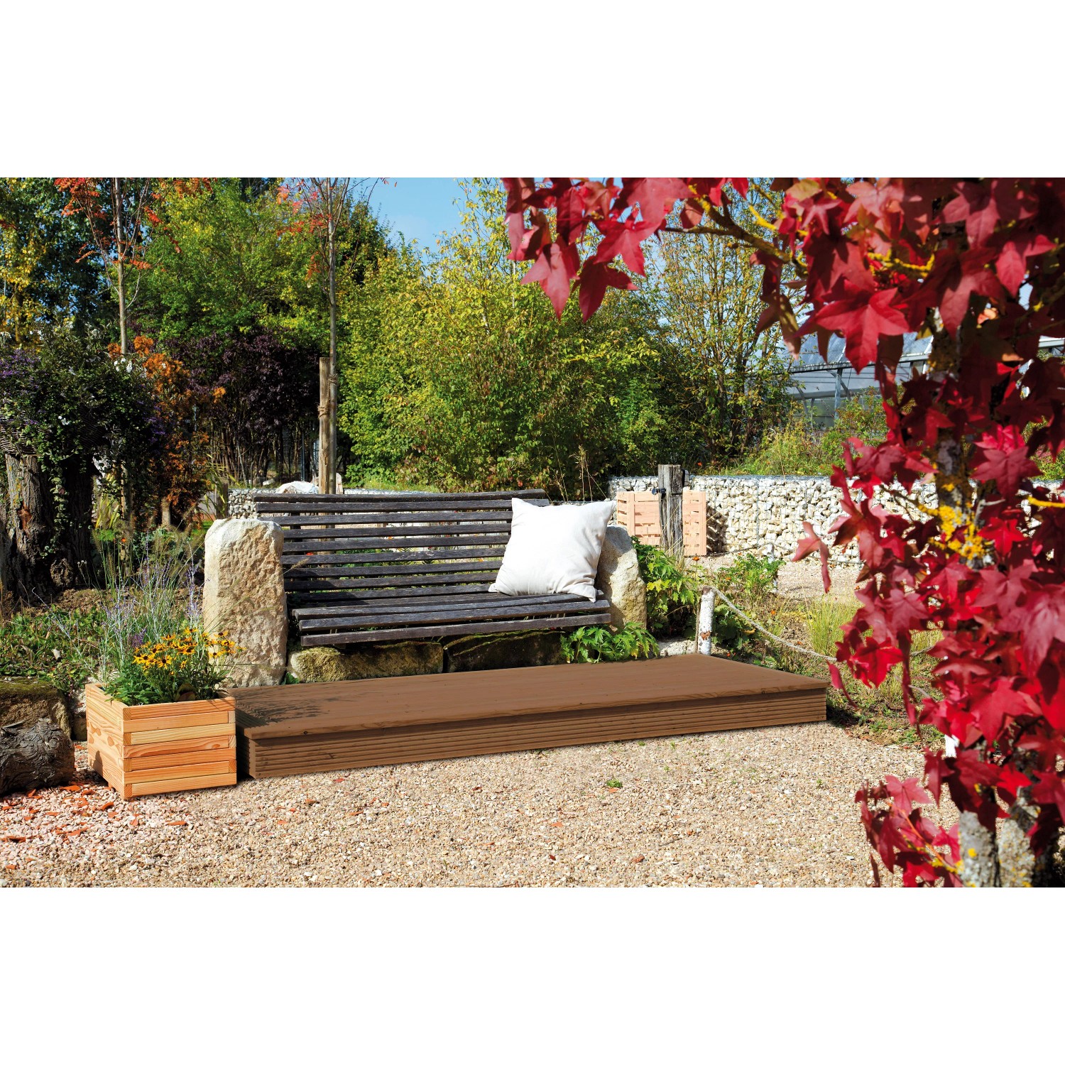 Terrassendiele Nadelholz braun, 6 Rillen, auf Terrasse mit Bank und Bepflanzung.