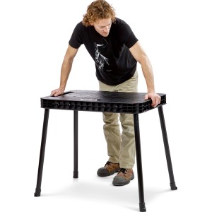 Schwarze Keter Werkbank (79 cm) mit Mann, ideal für Werkstatt & Heimwerker.