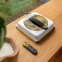 Kärcher RCW 4 Fensterputzroboter mit Fernbedienung auf einem Tisch. Der Fenstersauger für streifenfreie Fenster.