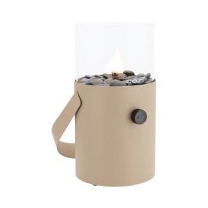 Cosi Original Tisch-Gaslaterne Cosiscoop in Sandy Beige. Zylindrisch, mit Glaszylinder, sichtbarer Flamme, Kieselsteinen und Griff. Für Terrasse.