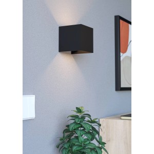 Schwarze, würfelförmige EGLO LED Außenwandleuchte RINCINE mit Sensor an grauer Wand.