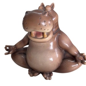 Glänzende Deko Nilpferd Yoga Figur, braun, 20,5cm, in entspannter Meditationspose für Gartendekoration.