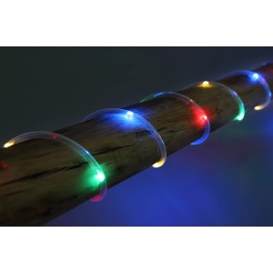 Globo Solar LED-Lichterkette, schwarz, 180 LEDs, 500 cm, gewunden um einen Holzbalken.