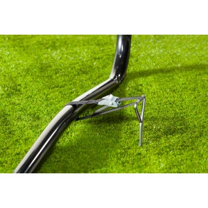 Detailaufnahme: Trampolin-Befestigungsset mit Erdanker und Spanngurt zur sicheren Fixierung.