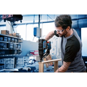 Bosch Professional Akku-Holznagler GNH 18V-64 im Einsatz beim Möbelbau.