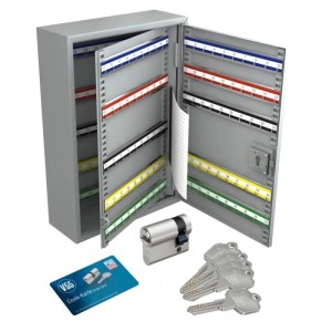 Grauer Basi Schlüsselschrank, offen, mit 200 farbigen, nummerierten Haken. Daneben Halbzylinder, 5 Schlüssel & Code-Karte.