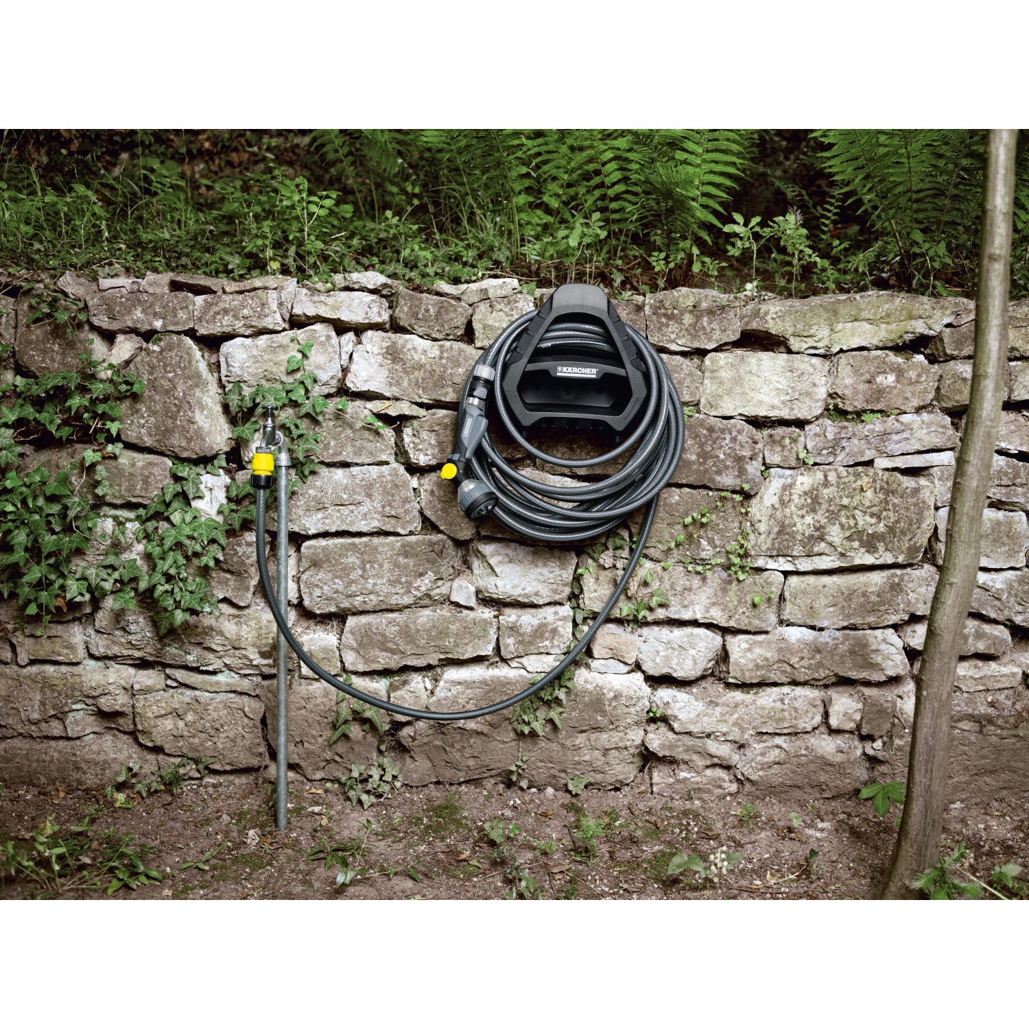 Kärcher Performance Premium Schlauch 1/2 Zoll, 50 m mit Halterung an Steinwand.