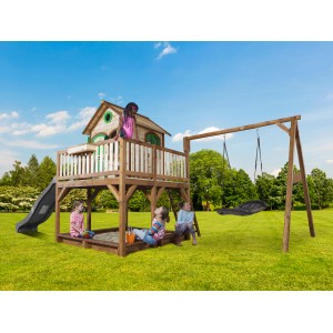 Axi Liam Spielhaus mit Nestschaukel und Rutsche, Kinder spielen im Sandkasten und auf der Schaukel.