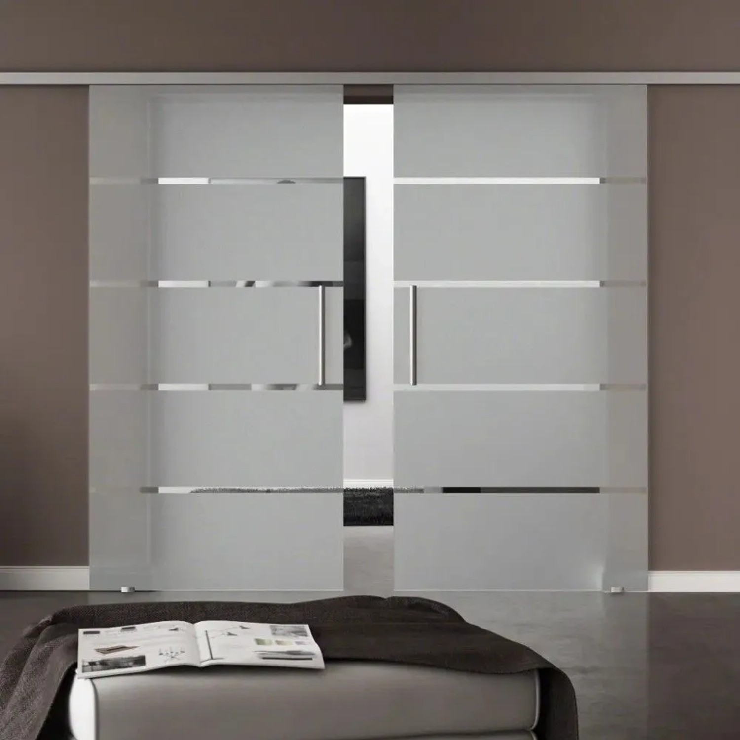 Moderne Levidor Doppelglasschiebetür Berlin aus teilsatiniertem Sicherheitsglas, Aluminium-Schiene und Stangengriffen. Platzsparend.