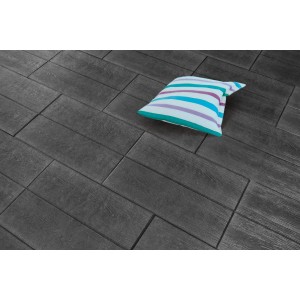 Diephaus Terrassenplatte Mandera Basalt, 60x40 cm, in Holzoptik mit Kissen auf verlegter Fläche.