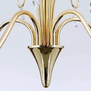Goldener Orion Kronleuchter Alessia, Detail der glänzenden, geschwungenen Arme mit Kristallanhängern.