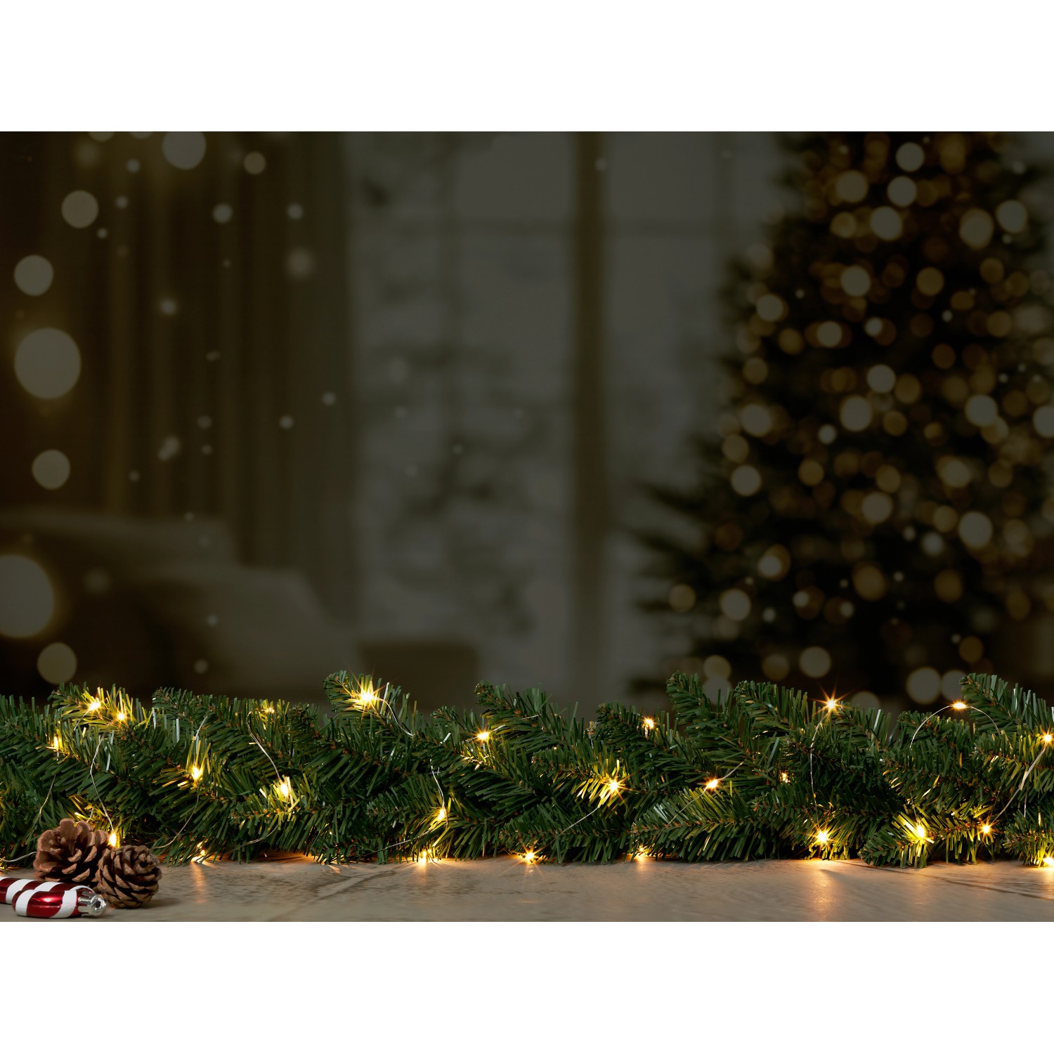 LED-Drahtlichterkette, 4 m, mit 40 warmweißen LEDs, Tannenzweigen und Deko-Elementen.