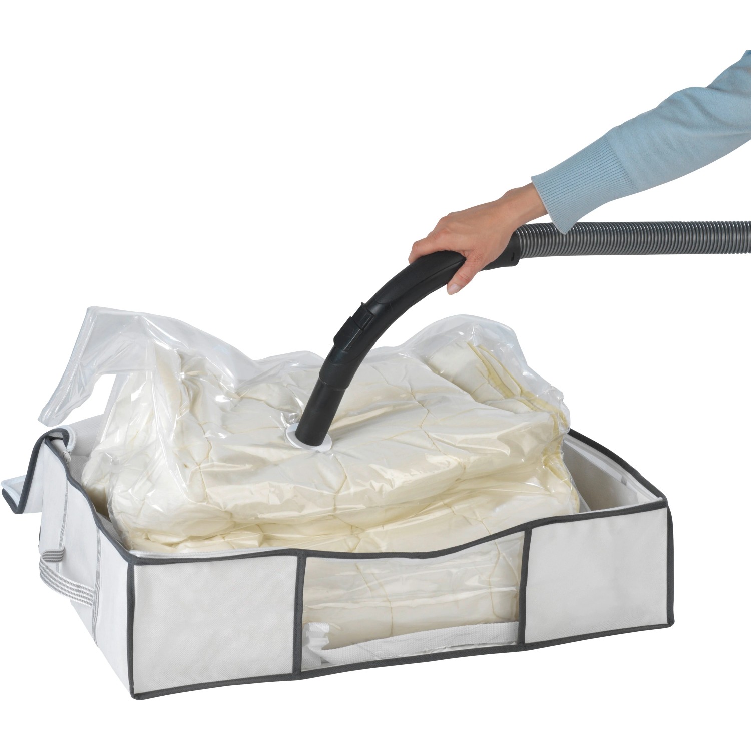 Wenko Vakuum Soft Box M: Weiße Textilbox mit Vakuumsack beim Luftabsaugen für platzsparende Aufbewahrung.