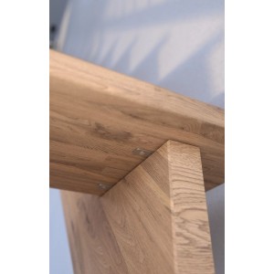 Detailansicht: Gerade Treppe Lindos Pro Eiche, unbehandelt, mit Holzstäben Geländer.