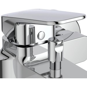 Detailaufnahme: Ideal Standard Ceraplan Wannenarmatur Chrom mit Handbrause-Set.