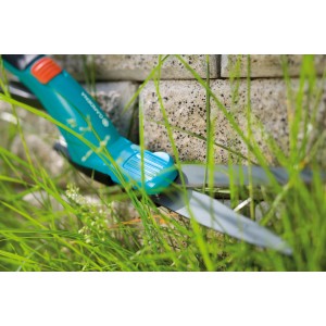 Gardena Comfort Grasschere beim Grasschneiden, ergonomischer Griff, Antihaftbeschichtung.