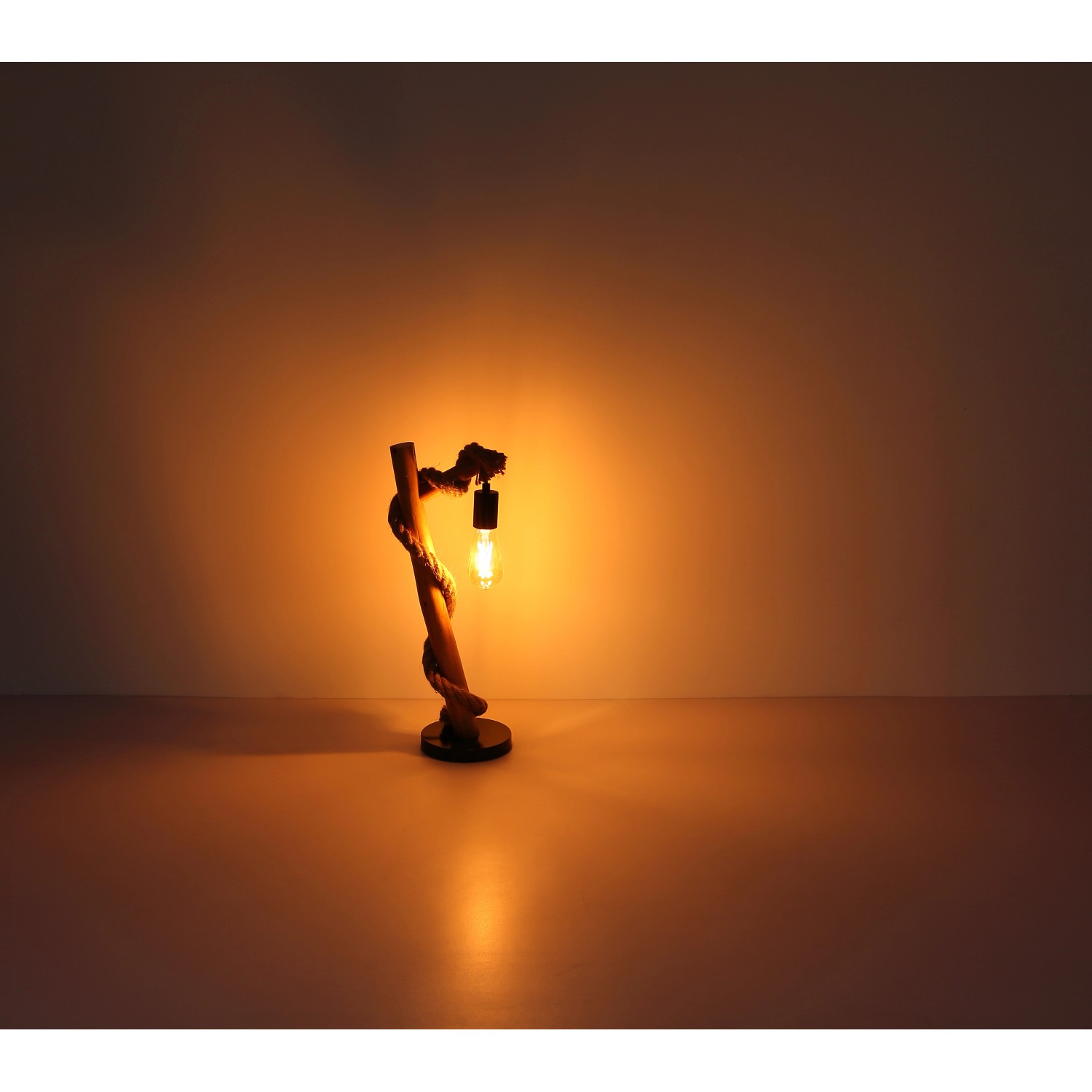 Globo Design-Stehlampe mit Hanfseil, Holz und schwarzem Metallsockel.