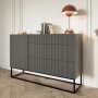 Modernes Selsey Veldio Sideboard 140 cm, schwarz, mit 3 Schubladen, geriffelten Fronten und schwarzen Beinen.