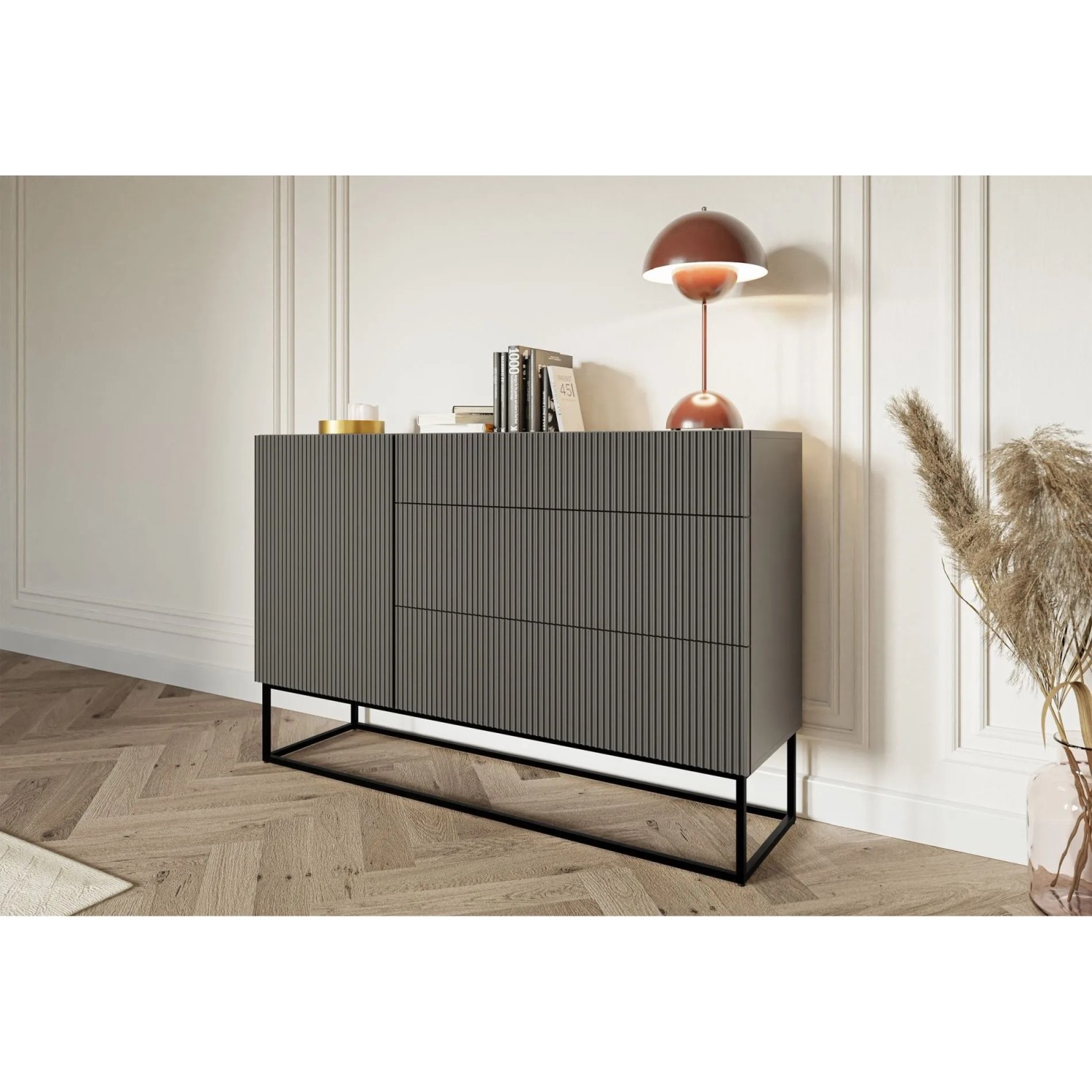 Modernes Selsey Veldio Sideboard 140 cm, schwarz, mit 3 Schubladen, geriffelten Fronten und schwarzen Beinen.
