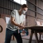 Mann mit Schutzbrille sägt Holz mit Bosch Professional Akku-Stichsäge GST 18 V-125 S.