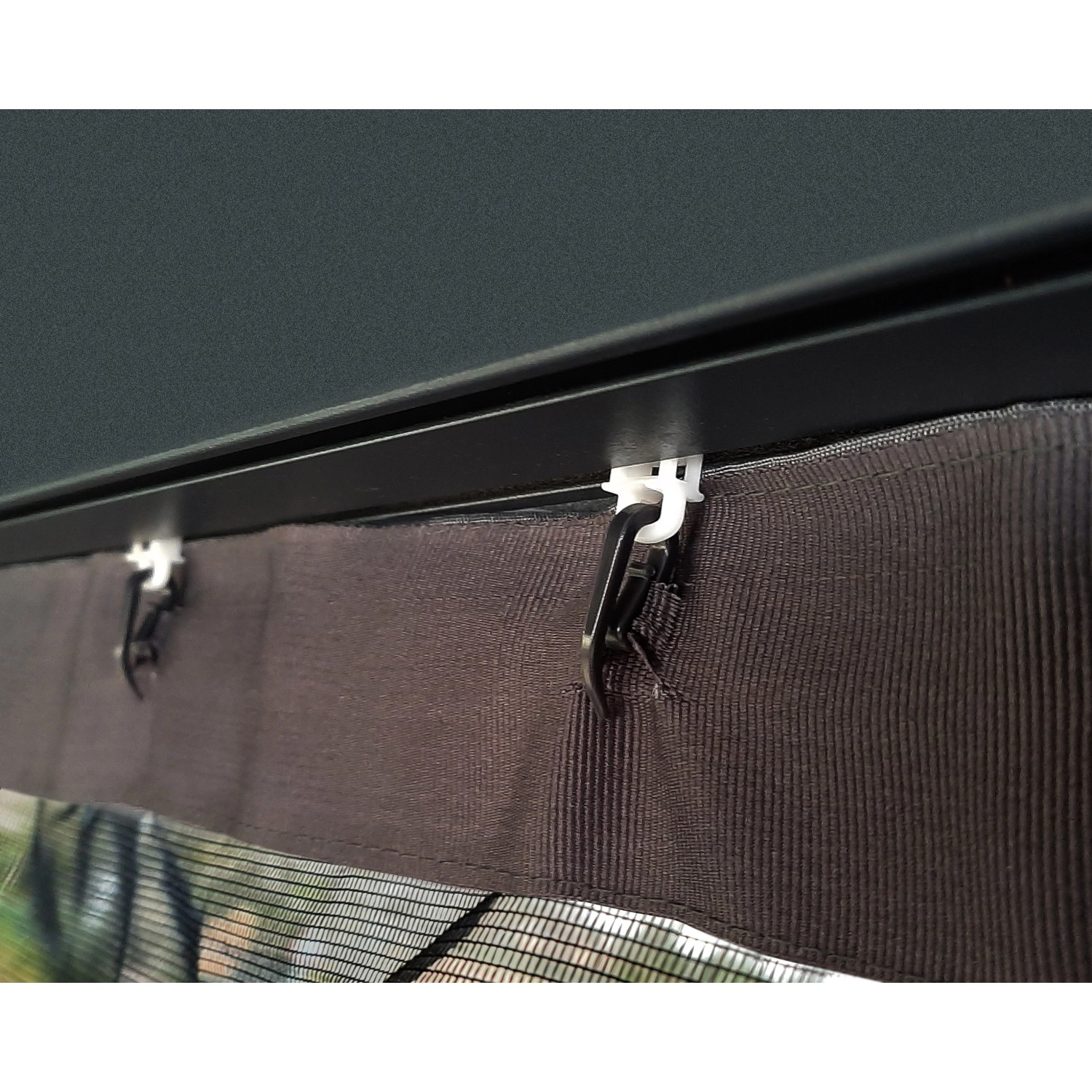 Detailaufnahme: Palram Insektenschutz für Pavillon Dallas 4300, Befestigung an der Schiene.