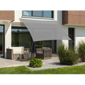Quadratisches, silbergraues Schneider Sonnensegel Teneriffa (360x360 cm) über einer Sitzecke.