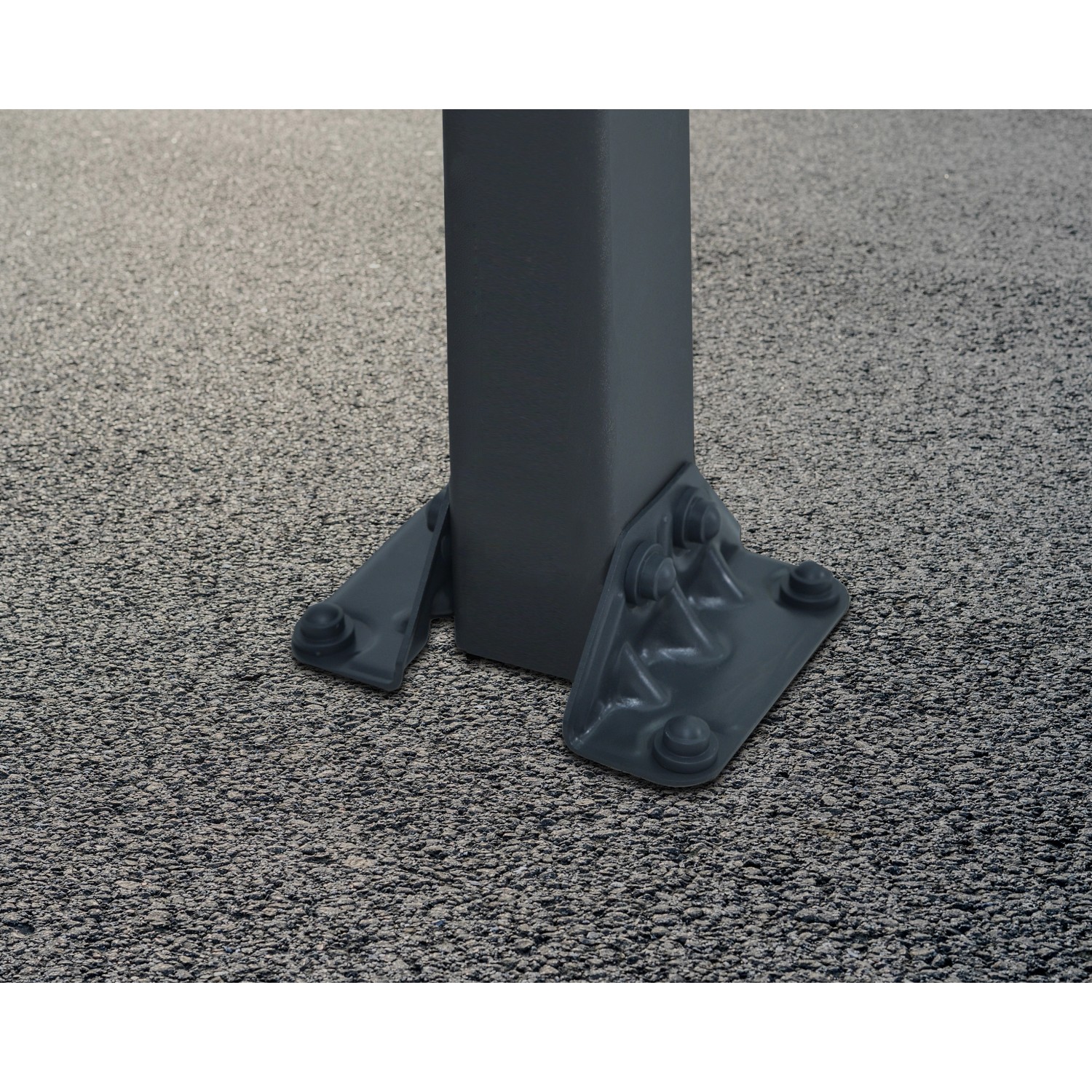 Detailaufnahme des anthrazitfarbenen Carport-Pfostens von Canopia Arcadia 8500 mit Bodenbefestigung.