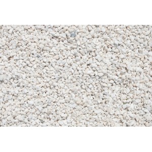 Matt-weißer Marmorsplitt (4-8 mm) als Zierkies, abgepackt im 1000 kg Big-Bag.