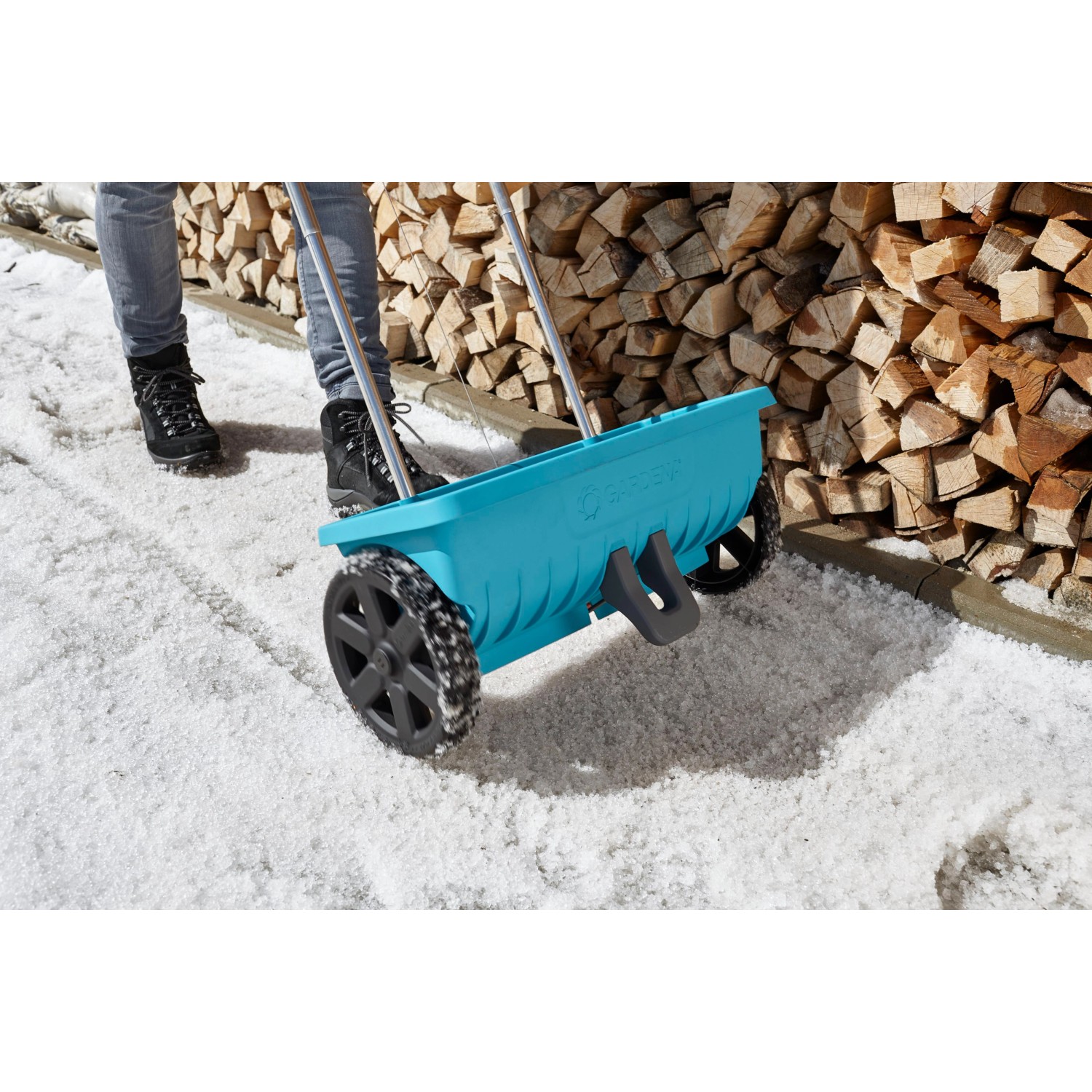 Gardena Streuwagen L im Einsatz: Blaue Streuwage zum Ausbringen von Streusalz im Winter.