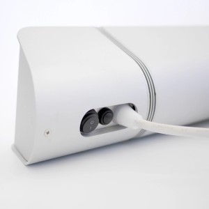 Detailansicht des silbernen Vasner Teras X20 Infrarot-Heizstrahlers mit Schaltern und Kabel.