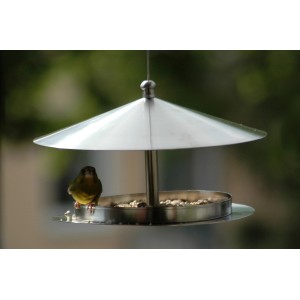 Rundes Edelstahl-Futterhaus zum Aufhängen mit Vogel. Dobar Vogelhaus im Design-Look.