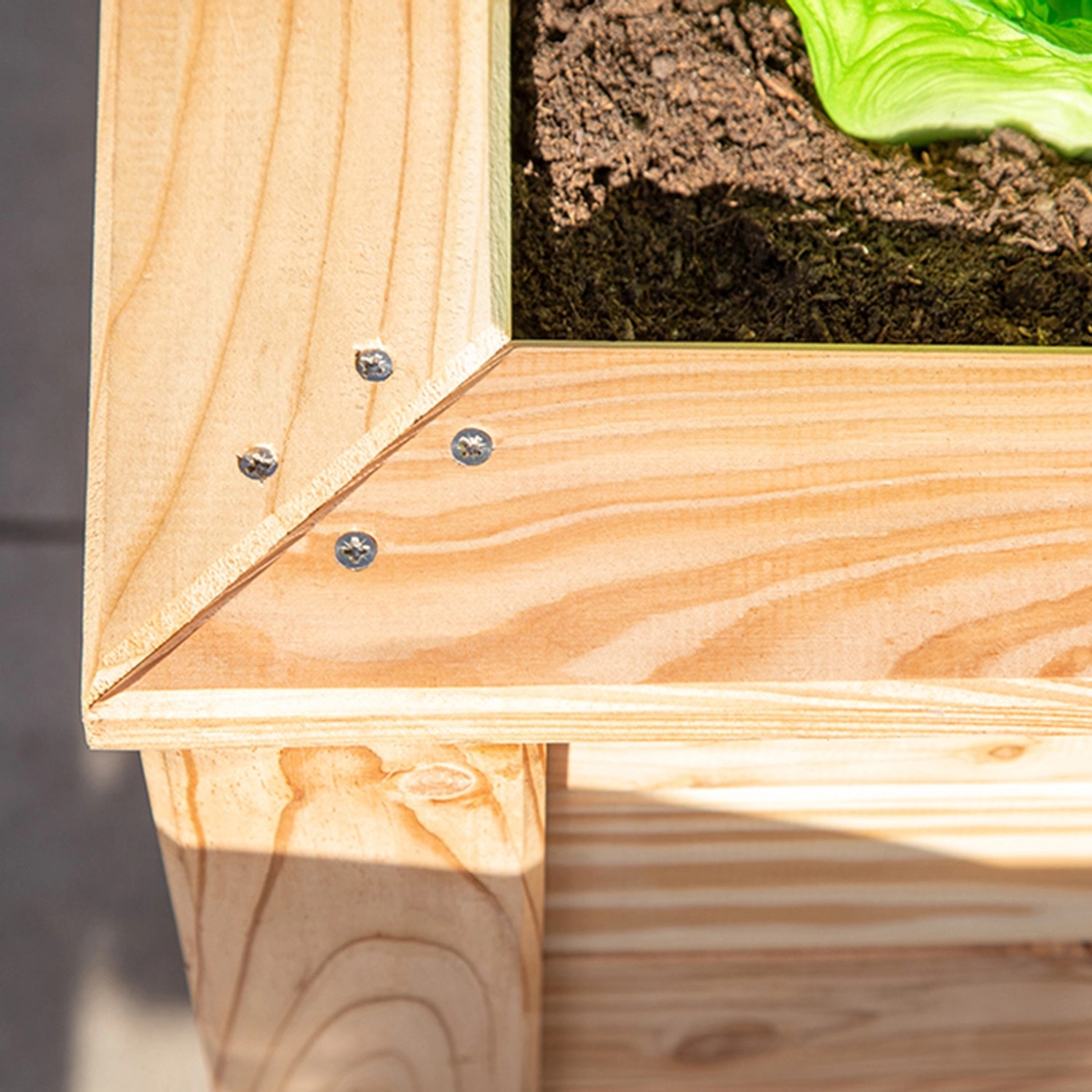 Detailansicht: Westmann Hochbeet aus Lärche, naturbelassenes Holz, Eckverbindung mit Schrauben.