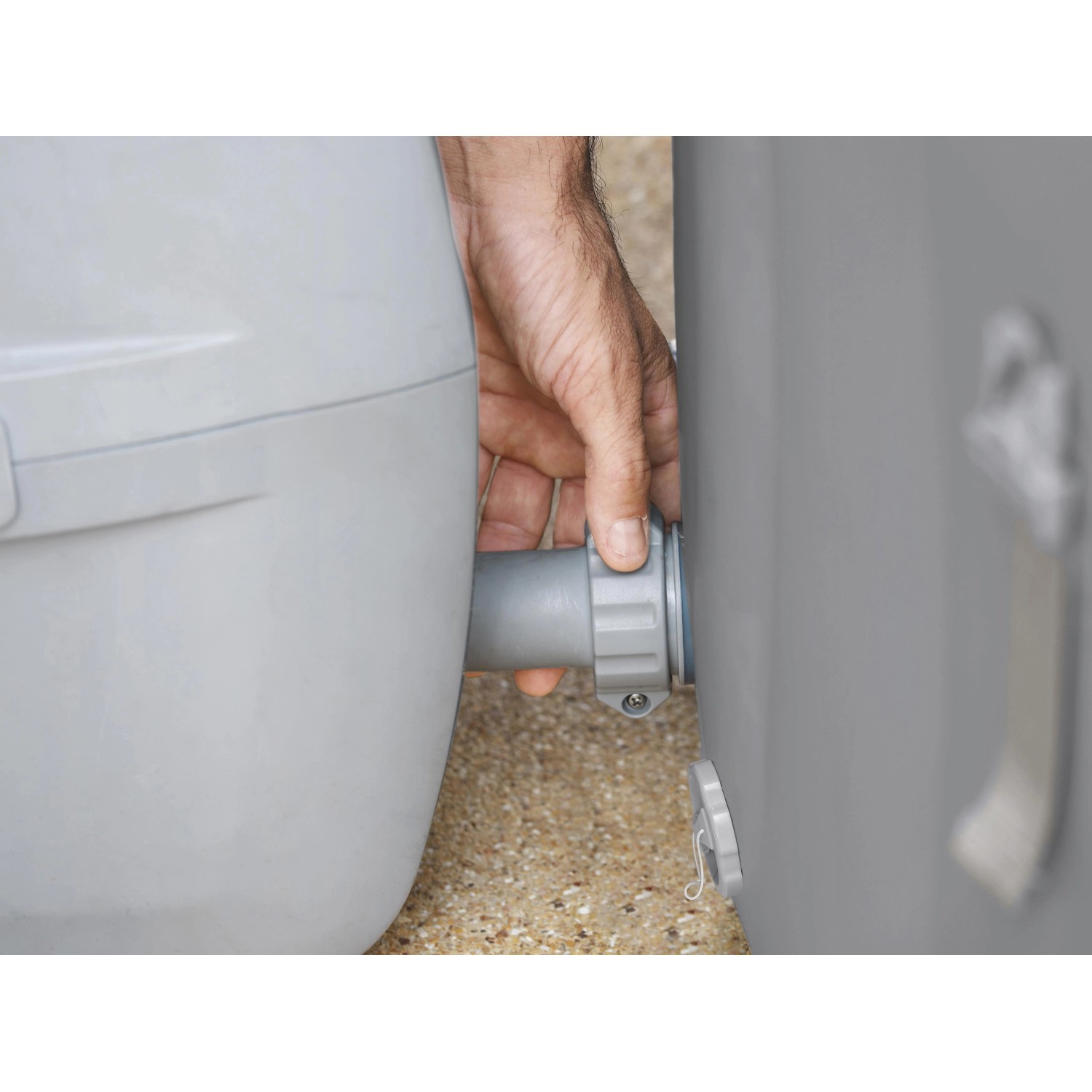 Detailaufnahme: Anschluss des Bestway Lay-Z-Spa Whirlpools St. Lucia AirJet in Grau.