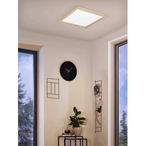 Quadratische Eglo LED-Deckenleuchte Piglionasso, 64,5 cm, hellbrauner Holzrahmen, neutralweißes Licht.