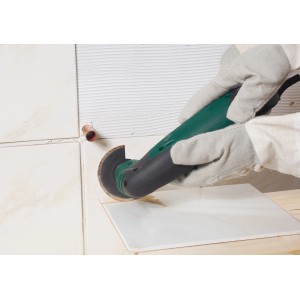 LUX HM-Segmentsägeblatt 85 mm im Einsatz zum Abschleifen von Fliesenkleberresten.