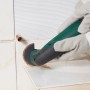 LUX HM-Segmentsägeblatt 85 mm im Einsatz zum Abschleifen von Fliesenkleberresten.