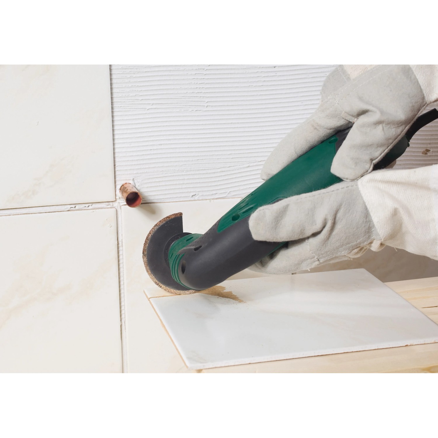 LUX HM-Segmentsägeblatt 85 mm im Einsatz zum Abschleifen von Fliesenkleberresten.