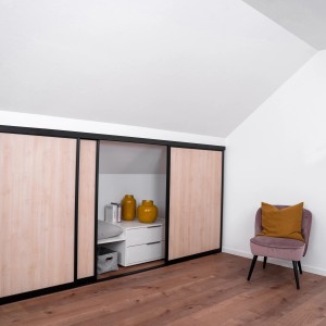 Kniestock-Schiebetür mit Ahorn Dekor und schwarzem Profil, ideal für Dachschrägen.