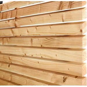 Rhombus-Fassadenprofil aus Douglasie, Detailansicht der Holzstruktur und Form.