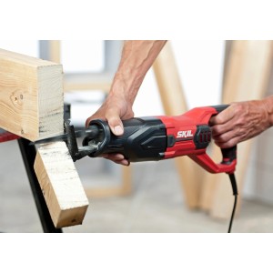 Skil Säbelsäge 4961AA in Aktion beim Holzsägen.