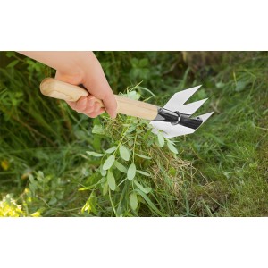 Ruwi Multi-Handharke 8in1 aus Edelstahl im Einsatz beim Jäten von Unkraut im Garten.