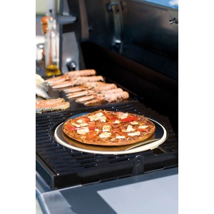Campingaz Pizzastein mit Pizza auf Grill. Grillutensil für knusprige Pizza.