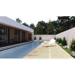 Szene mit Gartenzaun Faro, braun lackiert, 90x180cm, neben Pool und Haus.