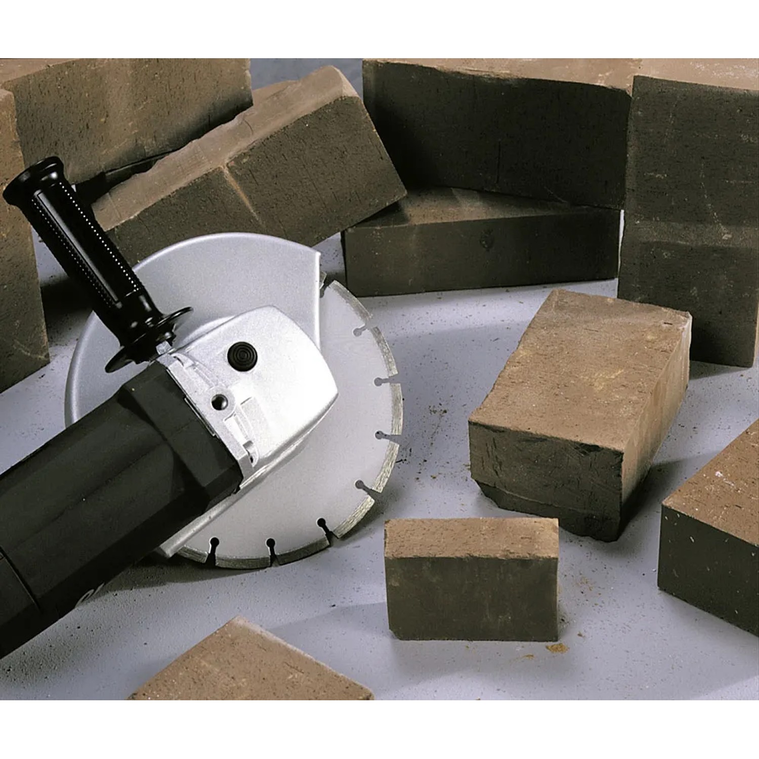 LUX Diamant-Trennscheibe Comfort 180 mm mit Winkelschleifer und Steinen.