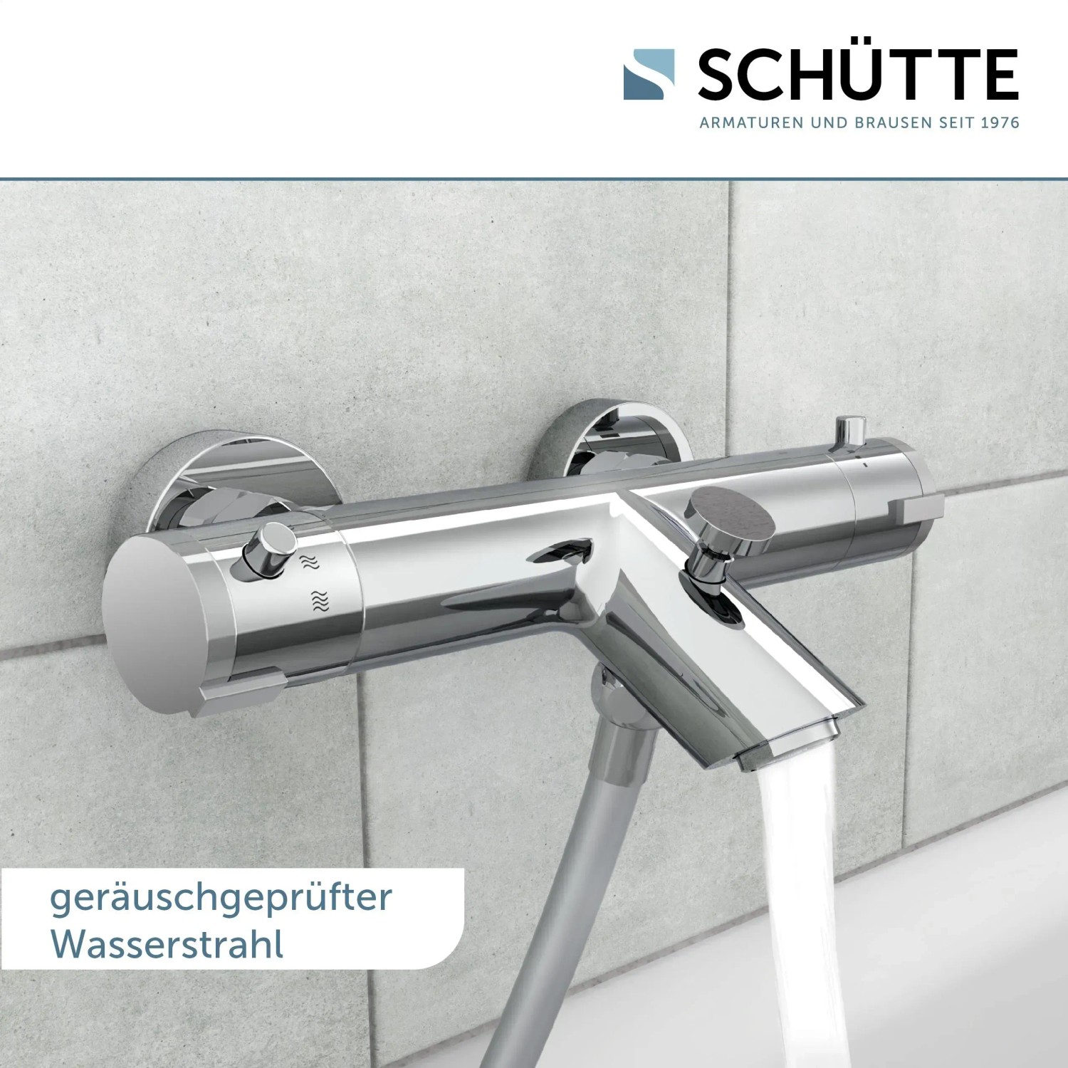 Schütte Thermostat Wannenarmatur London Chrom mit Wasserstrahl vor Fliesenwand.