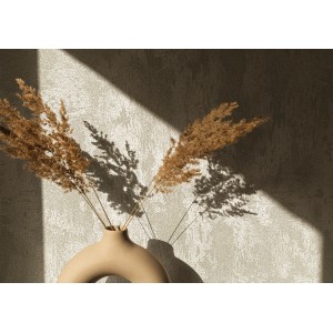 Marburg Vliestapete in Betonoptik Platin mit Glanzeffekt und Vase mit Trockenblumen.