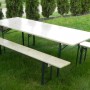 Klappbare Bierzeltgarnitur mit breitem Tisch (70 cm) im Garten.