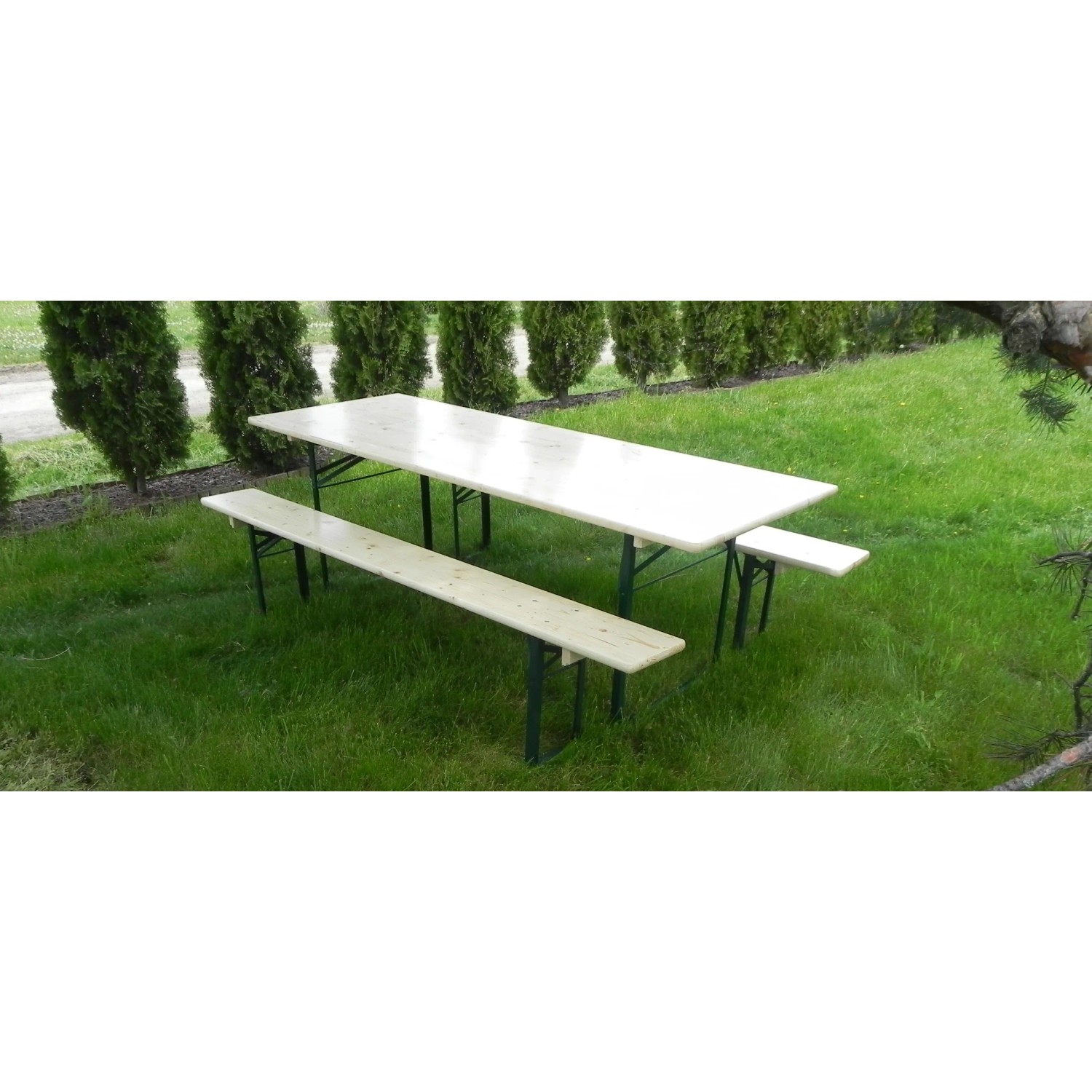Klappbare Bierzeltgarnitur mit breitem Tisch (70 cm) im Garten.
