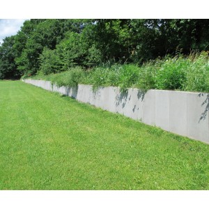 Graue Diephaus L-Steine unbewehrt als Beetbegrenzung im Garten.